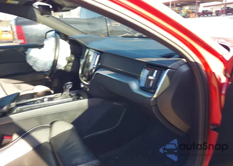 2020 Volvo S60 T6 R-Design z USA, uszkodzony, nr VIN 7JRA22TM7LG038847